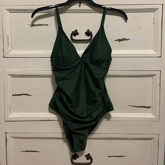 Small Hunter green Cupshe ladies maternity swimsuit. - Picture 6 of 7